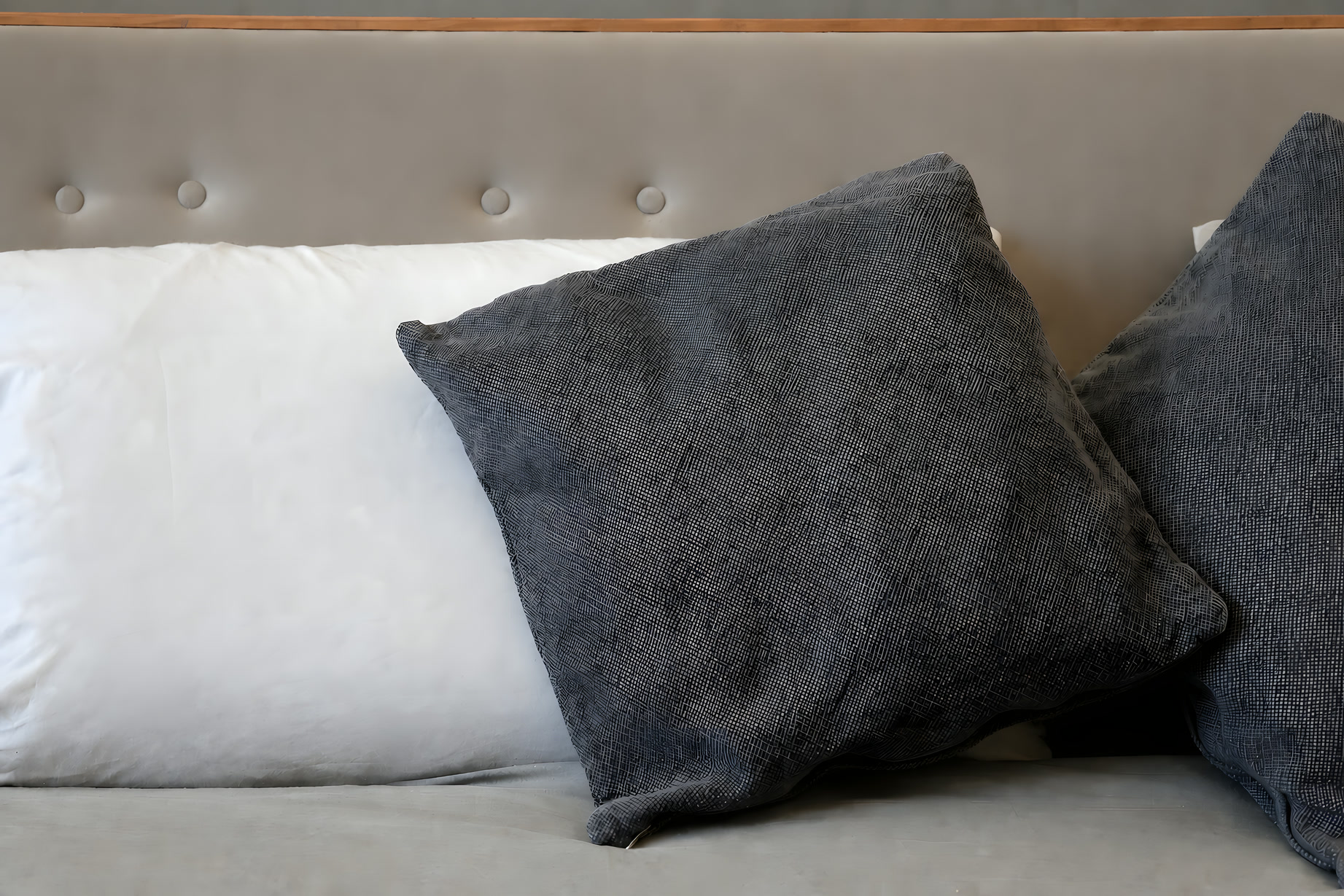 Cuscini di lino sul letto, nella luce morbida