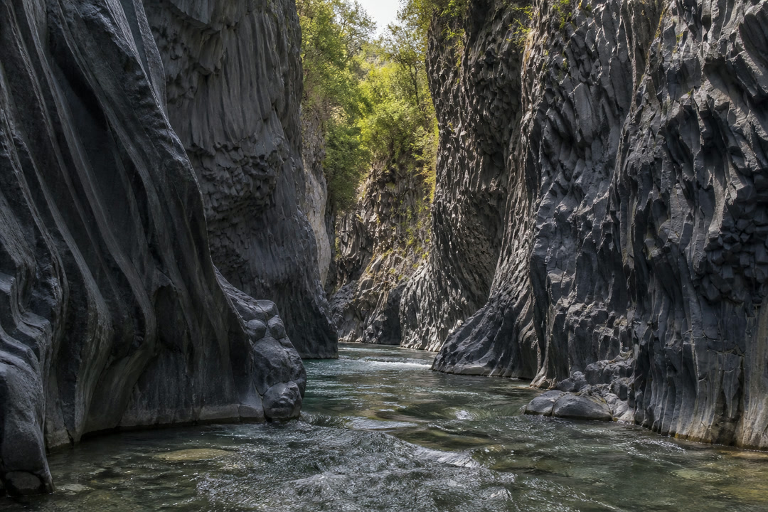 Il fiume che scorre tra le colonne di basalto del parco fluviale