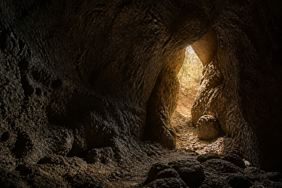 L’interno della grotta di scorrimento lavico, nella luce calda che entra dall’imbocco