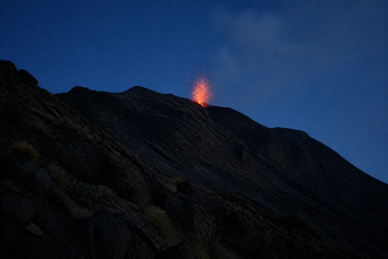Lo Stromboli in eruzione al crepuscolo, visto dal sentiero