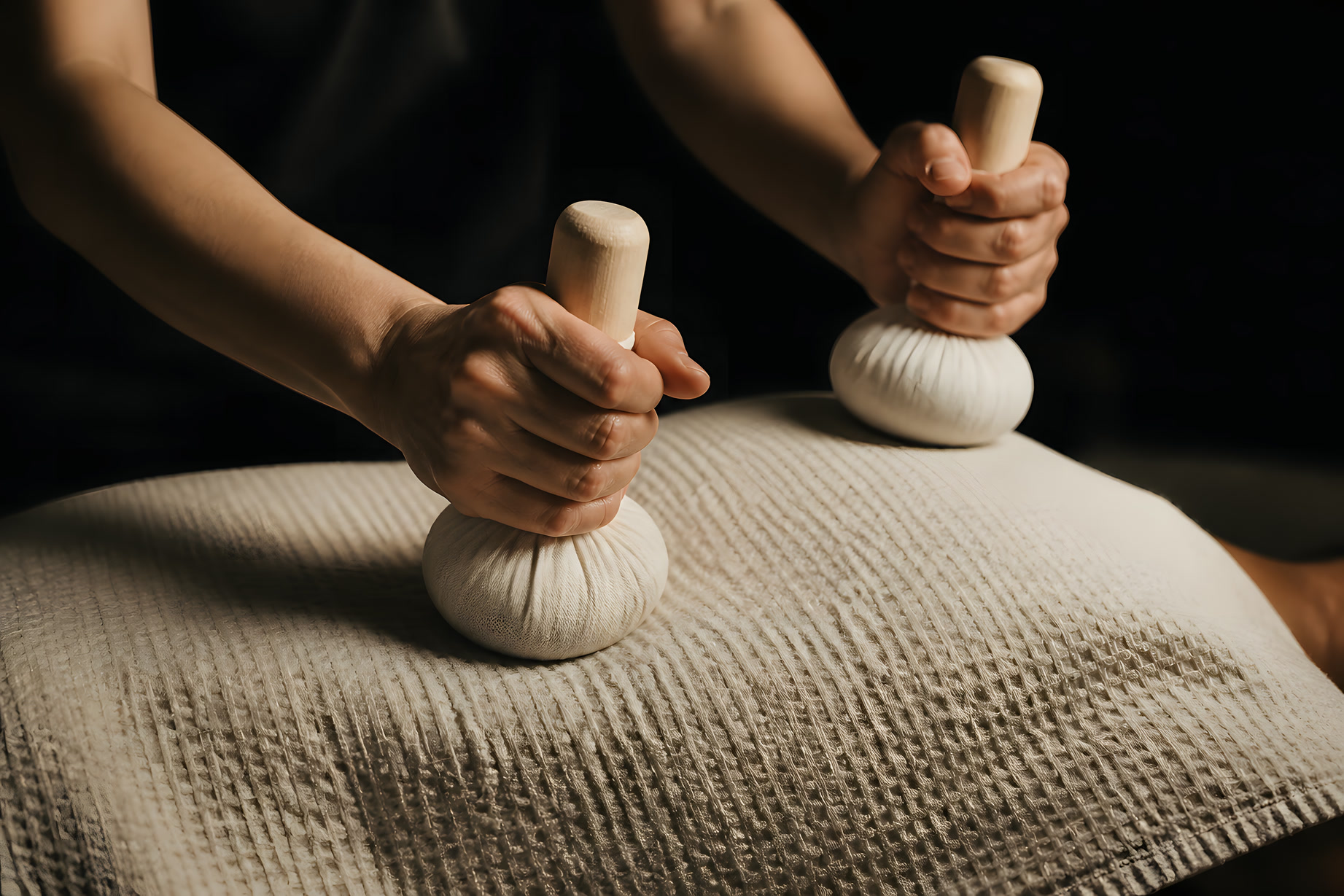 I due fagottini di erbe del rituale ayurvedico, tenuti in mano