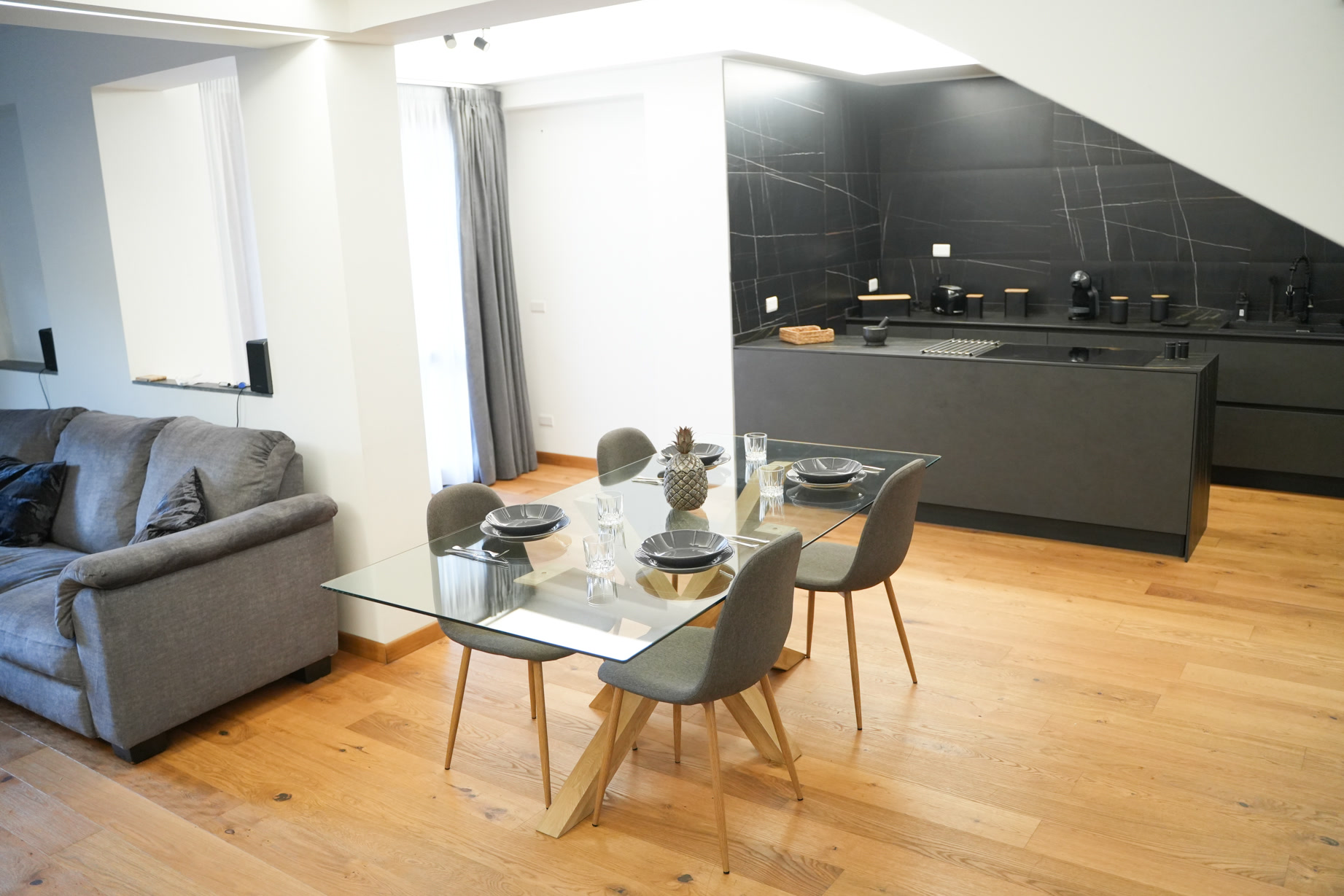 Il living con divano e il tavolo da pranzo negli spazi comuni della villa