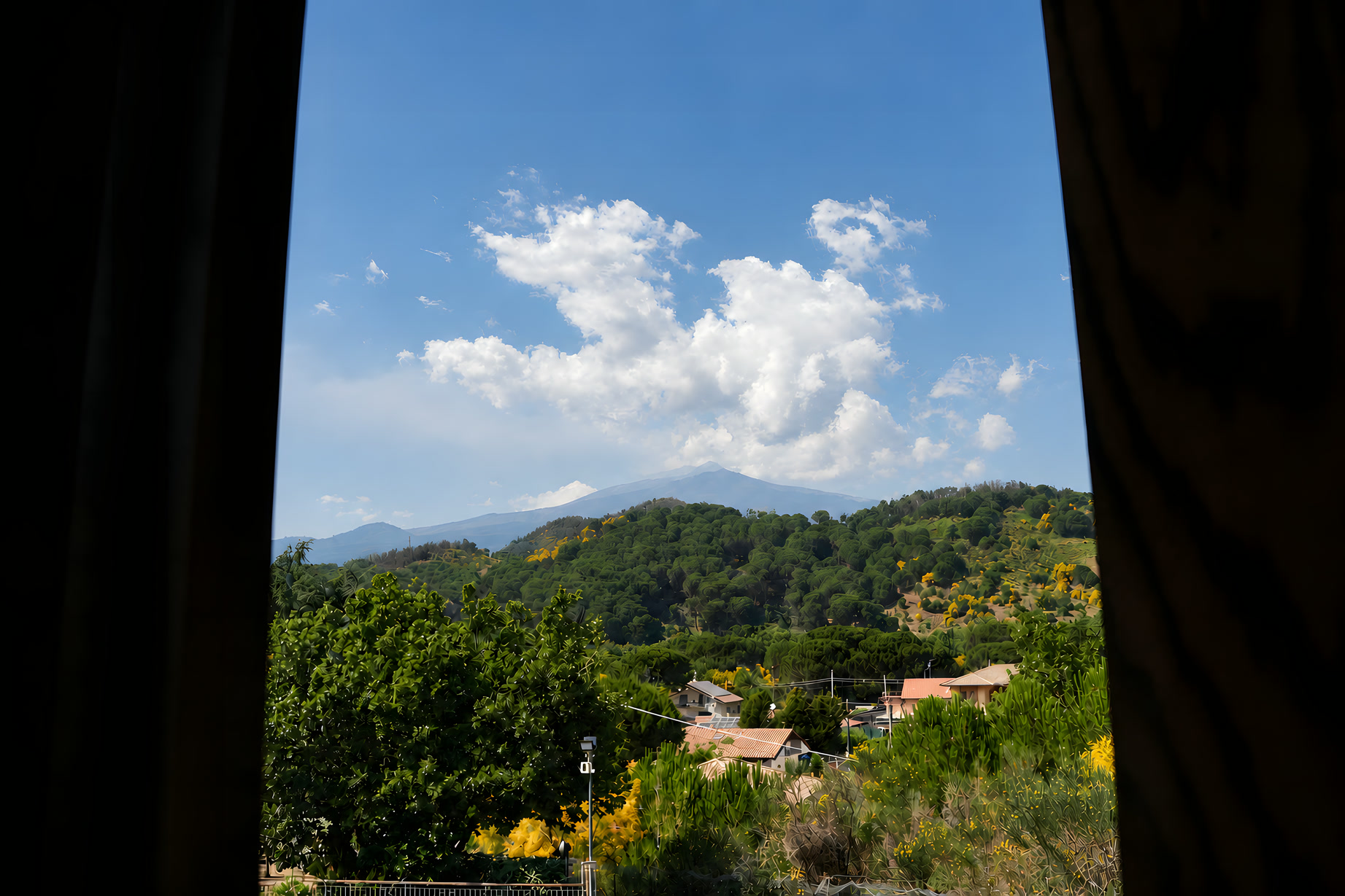 La vista dalla finestra sulle colline verdi di Nicolosi