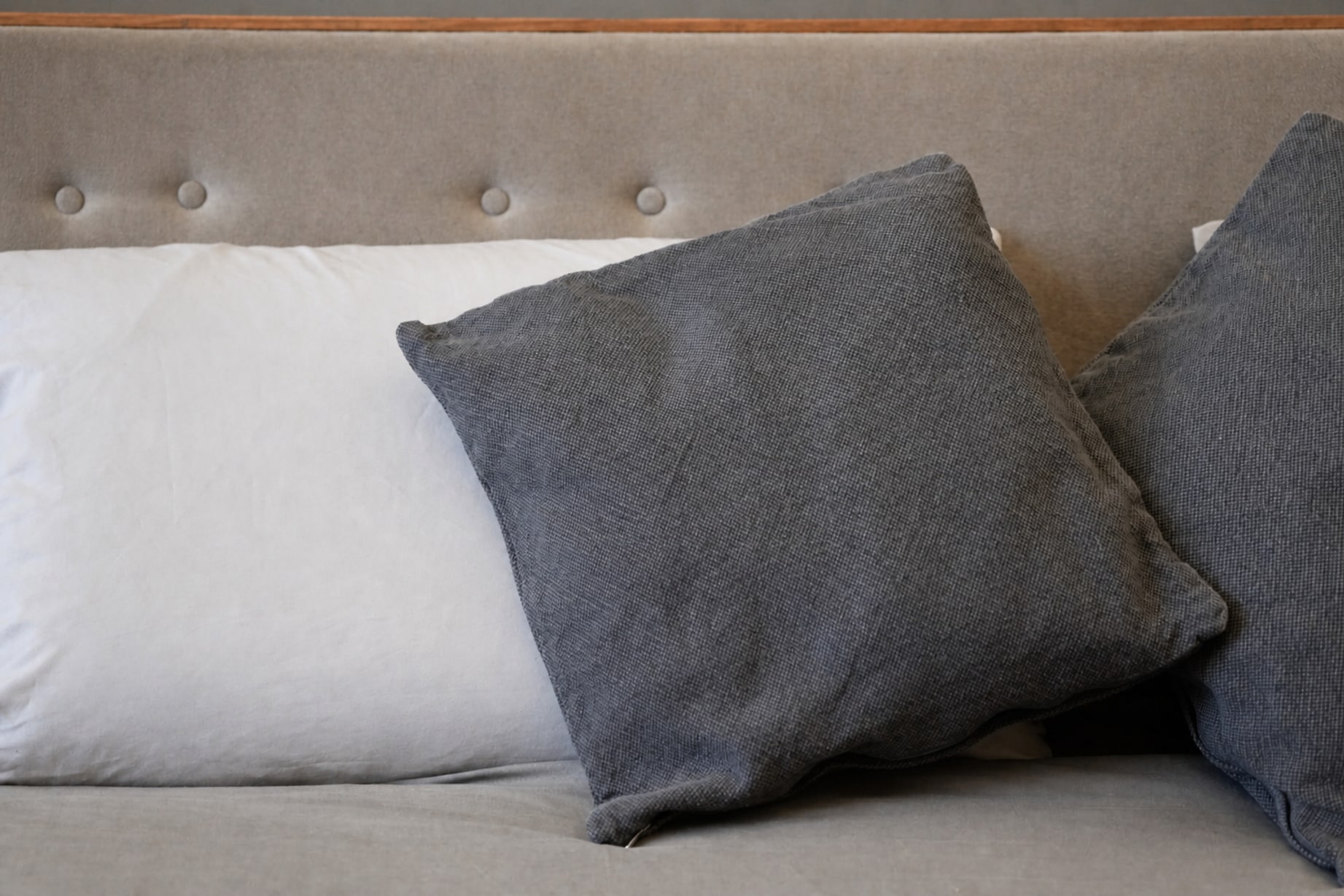 Cuscini di lino sul letto rifatto