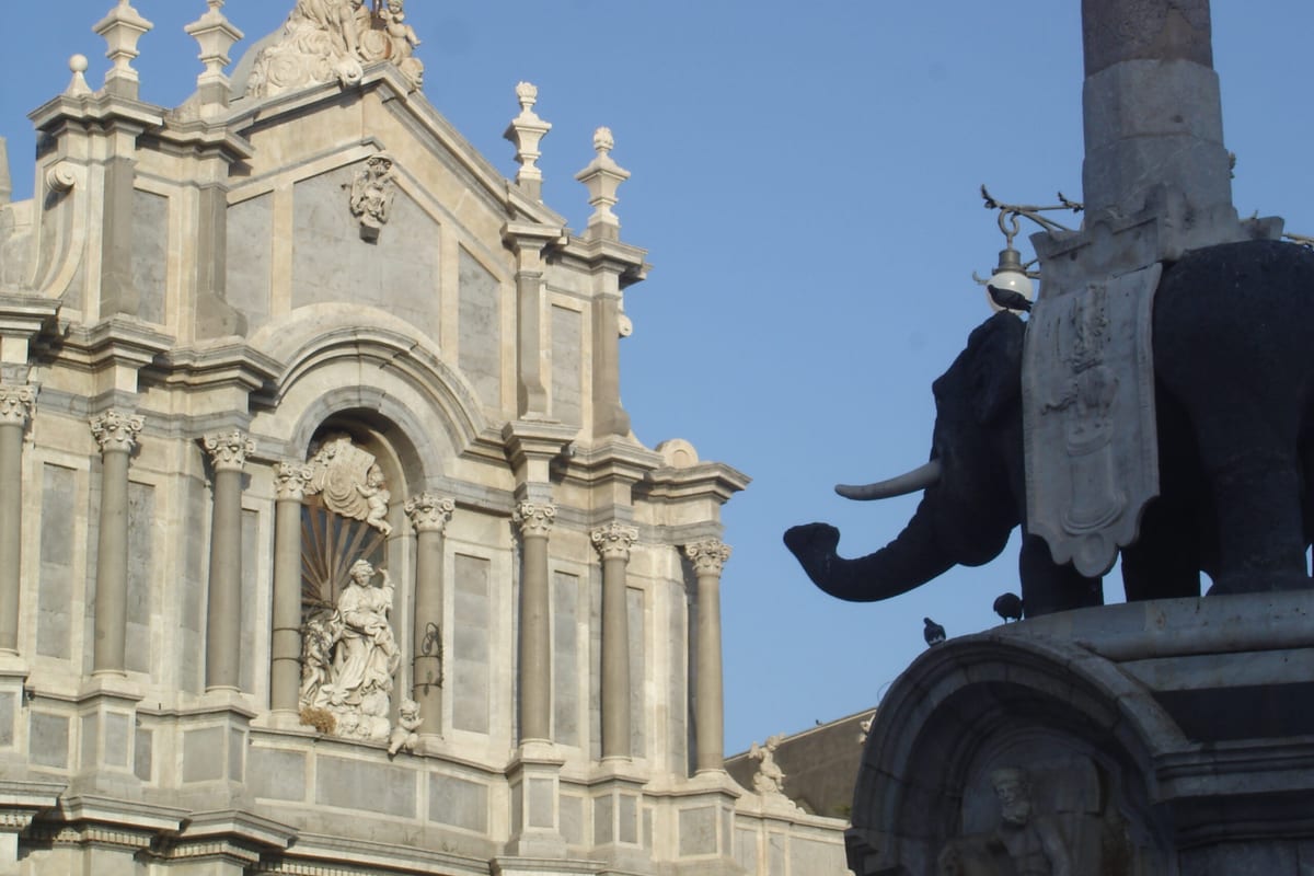 La facciata del Duomo di Catania e la fontana dell’Elefante