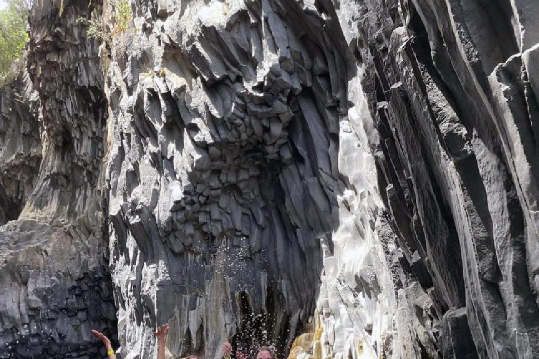 Il fiume che scorre tra le colonne di basalto del parco fluviale
