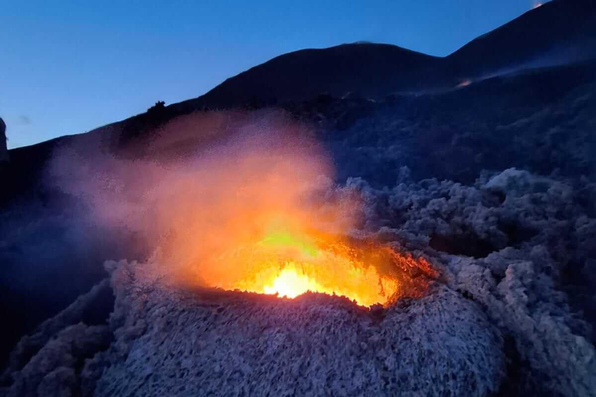 La bocca di lava incandescente nell'ora blu