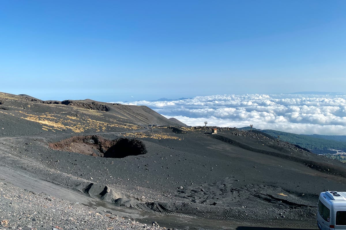 Sentiero di sabbia vulcanica che sale verso il cratere sul versante nord