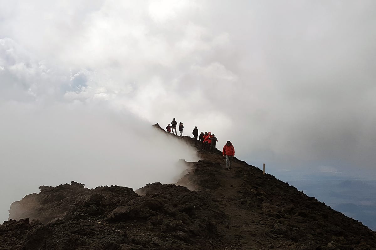 Cordata in salita sul versante nord verso i crateri sommitali