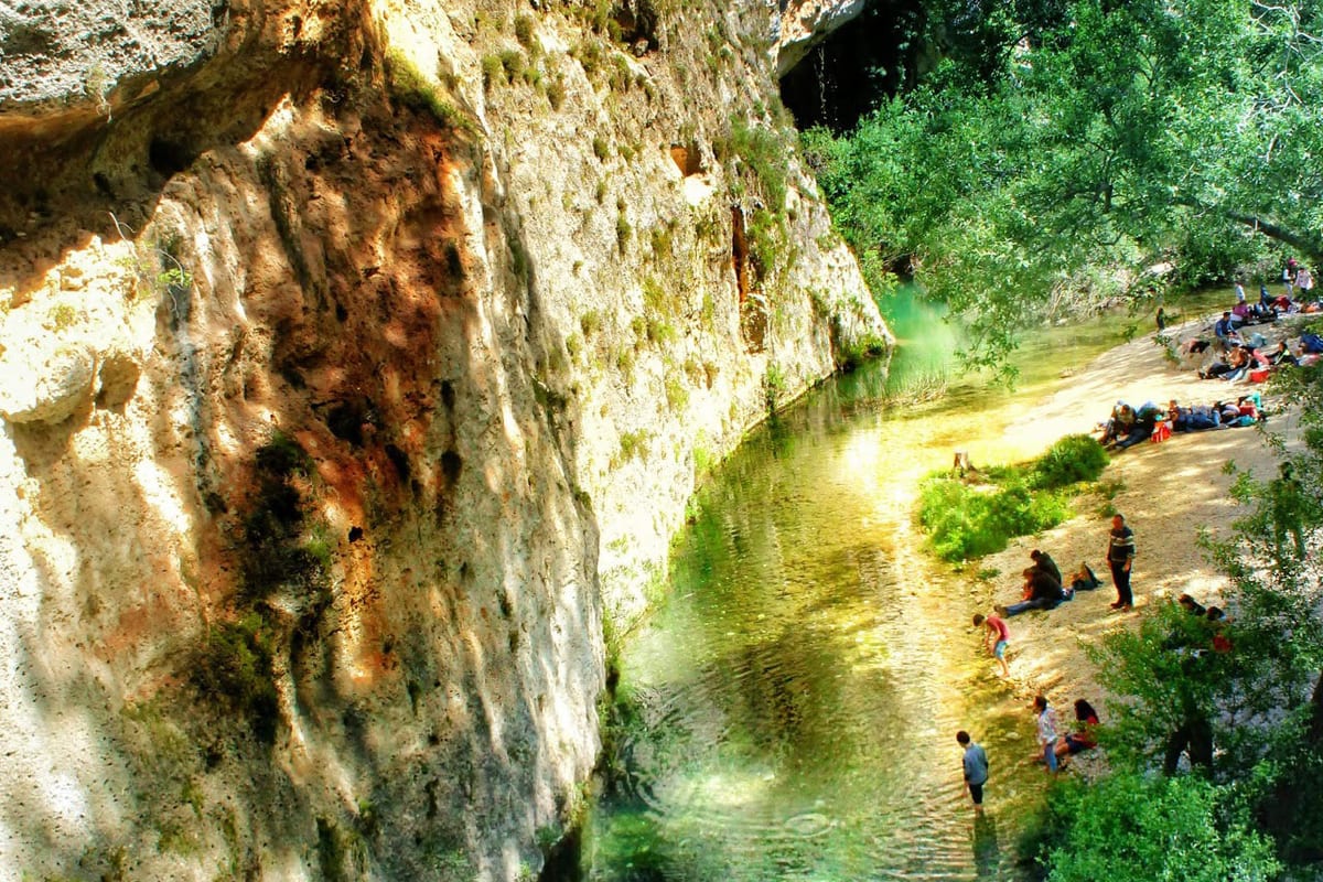 La parete di roccia con le tombe rupestri della necropoli di Pantalica