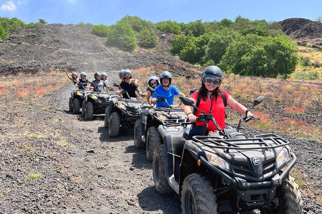 Quad parcheggiati davanti all’ingresso di una grotta lavica