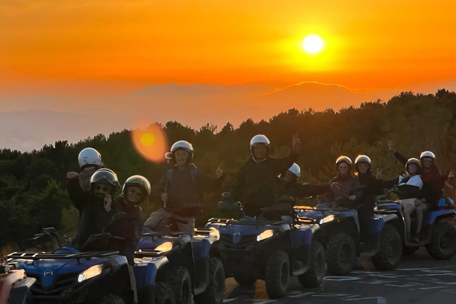 Quad in controluce su una pista al tramonto