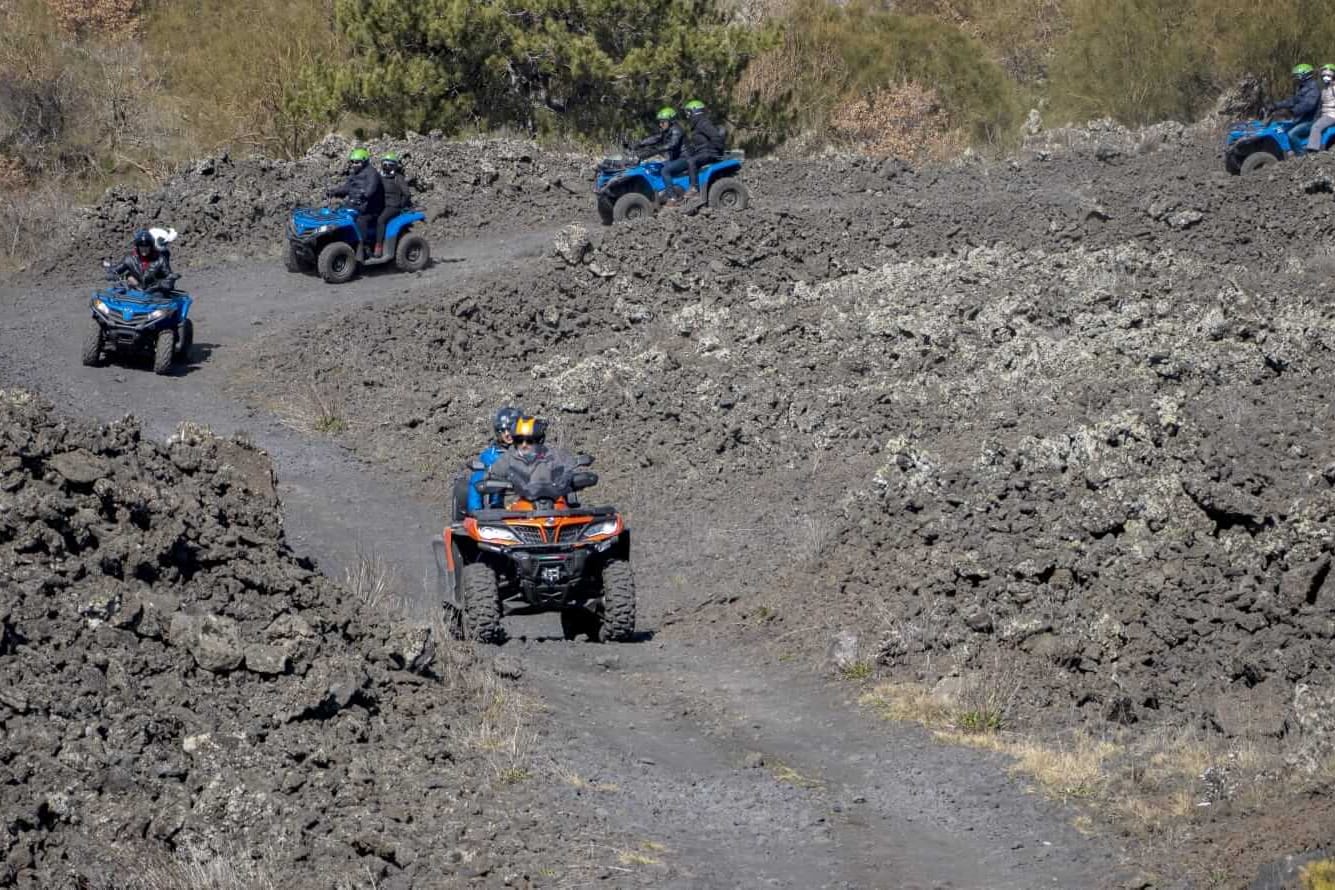 Quad fermo su una pista sterrata tra le colate laviche