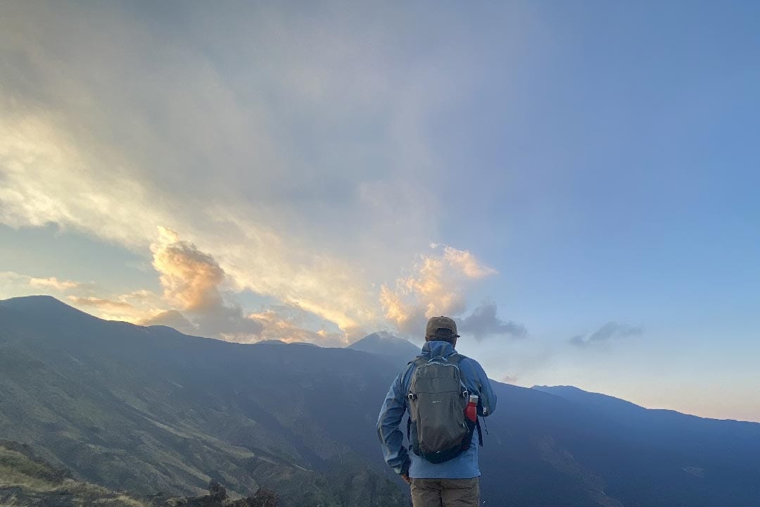 Il sentiero natura che corre sul crinale affacciato sulla valle