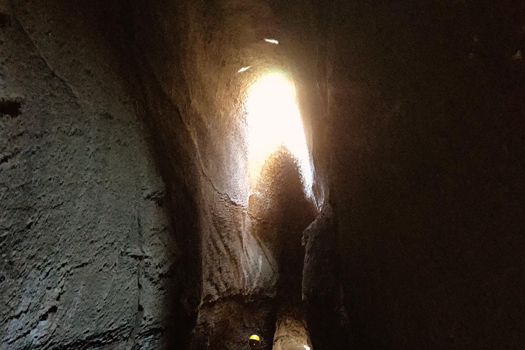 L’interno della grotta di scorrimento lavico, nella luce calda che entra dall’imbocco