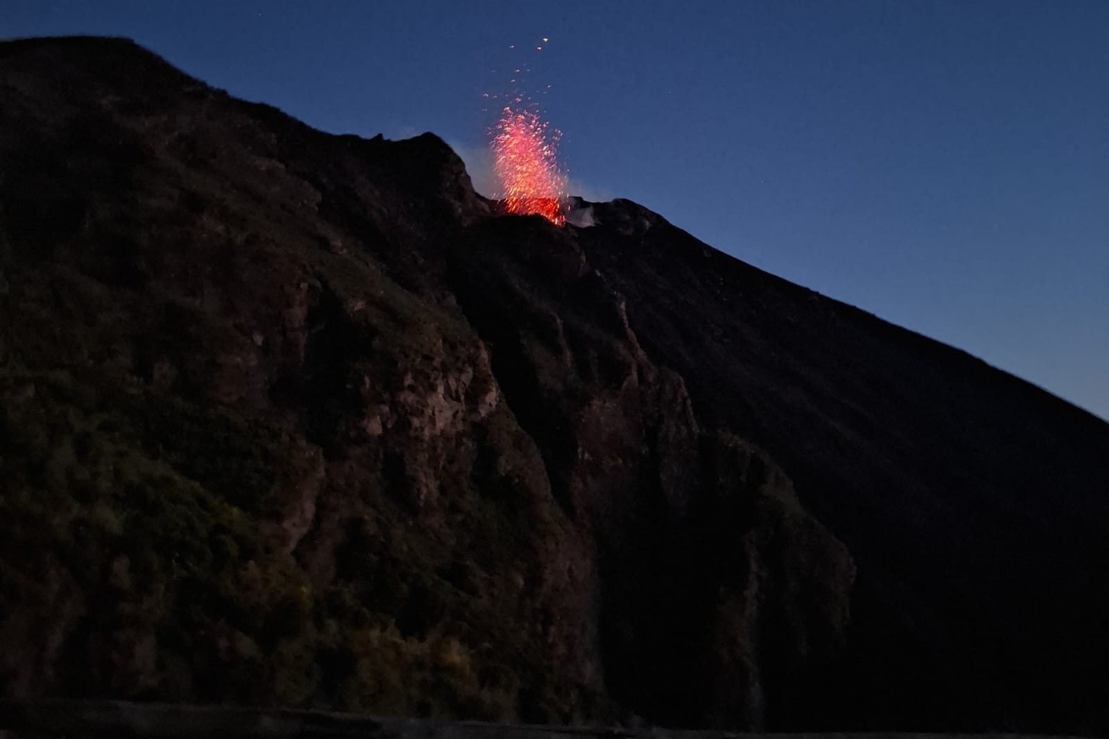 Lo Stromboli in eruzione al crepuscolo, visto dal sentiero
