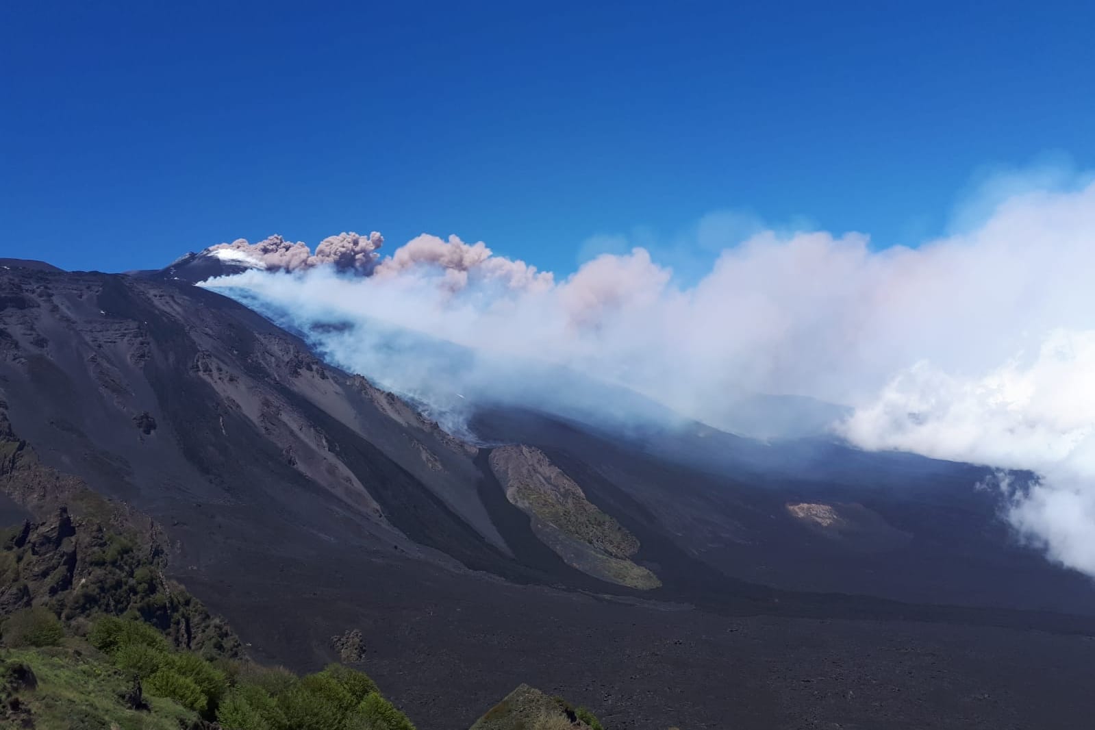 La Valle del Bove con un pennacchio di vapore sul crinale
