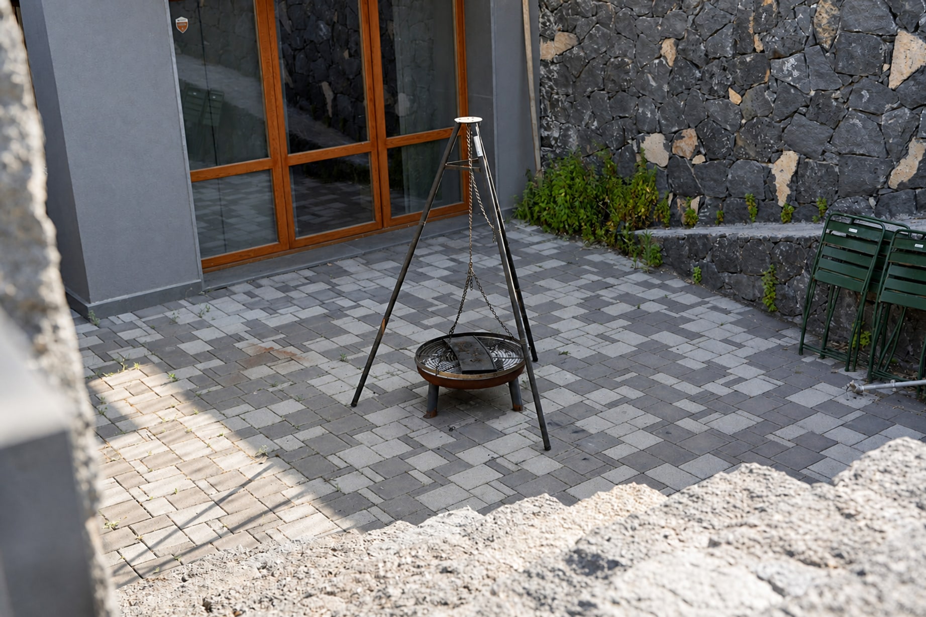 Il patio della villa con il braciere acceso