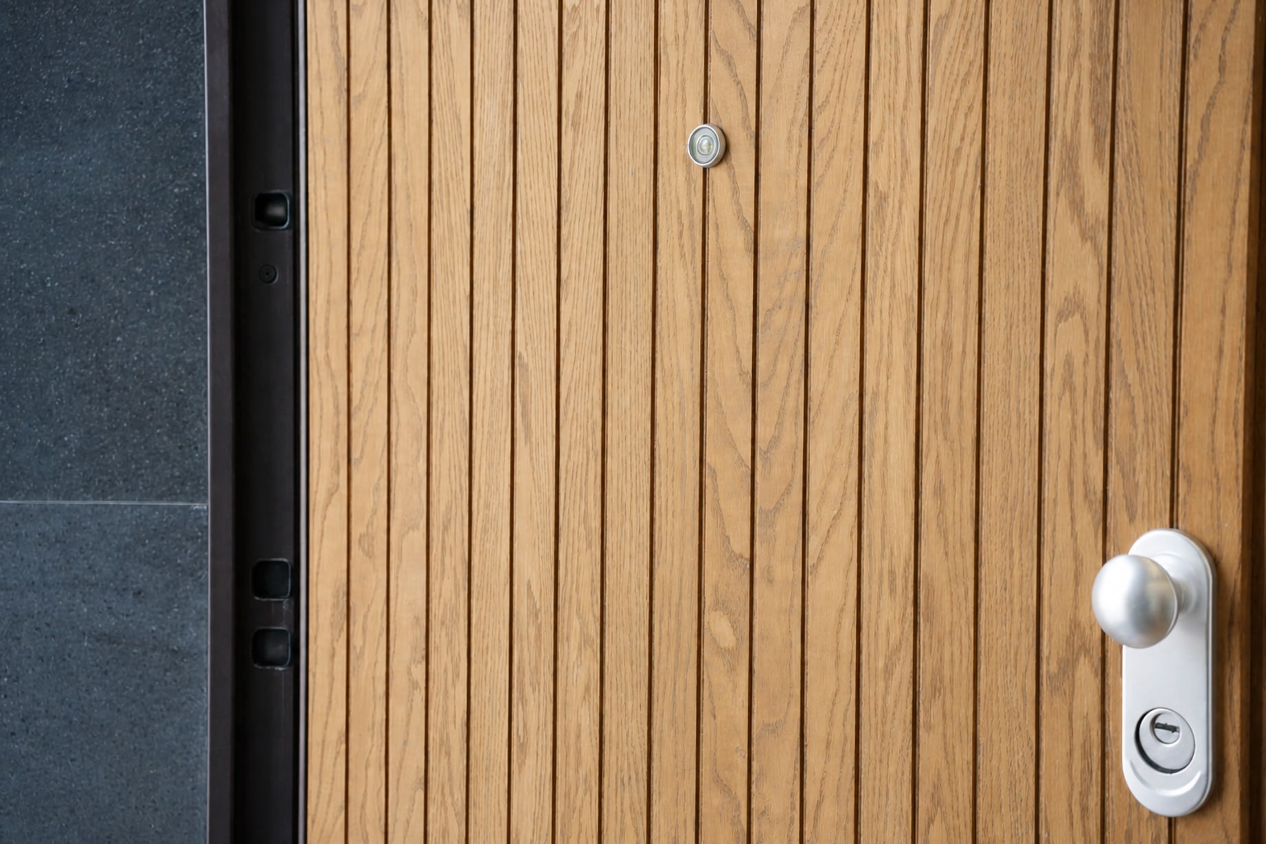 La porta in legno della villa socchiusa sulla luce interna
