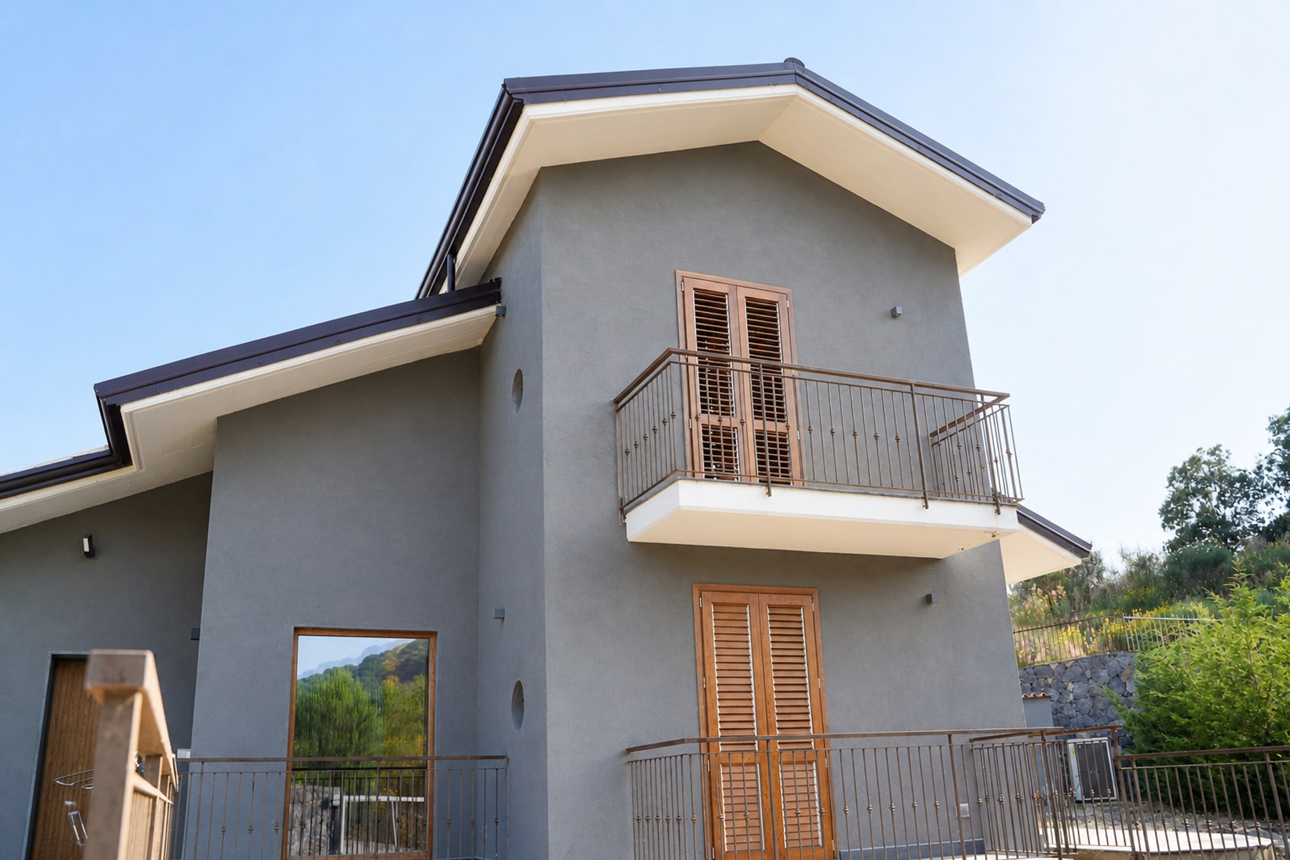 L'esterno della villa nella luce del pomeriggio
