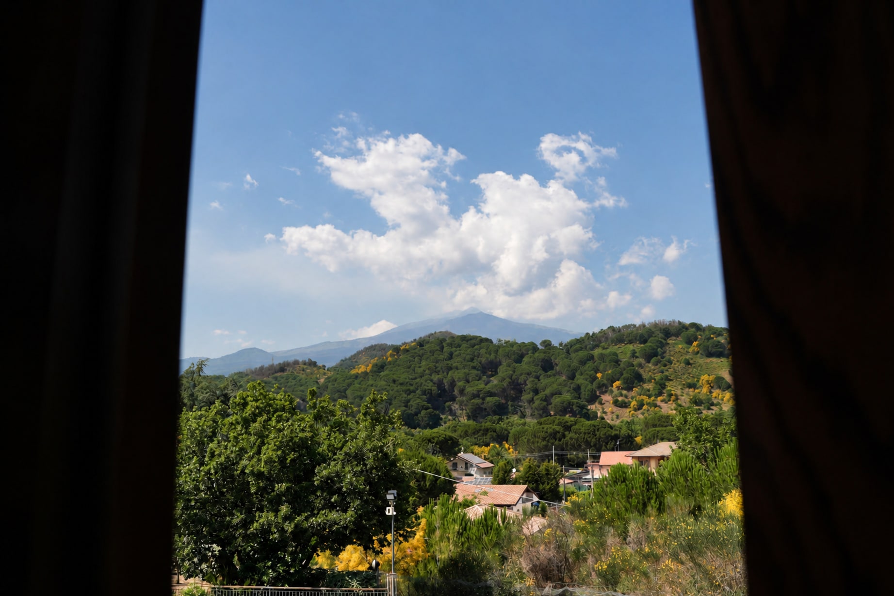 La vista dalla finestra sulle colline verdi di Nicolosi